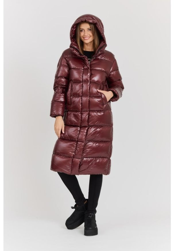 Hetrego - HETREGO Bordowy damski płaszcz puchowy Tara Woman Oversized Quilted Coat. Okazja: na co dzień. Kolor: czerwony. Materiał: puch. Długość rękawa: długi rękaw. Długość: długie. Styl: casual, elegancki