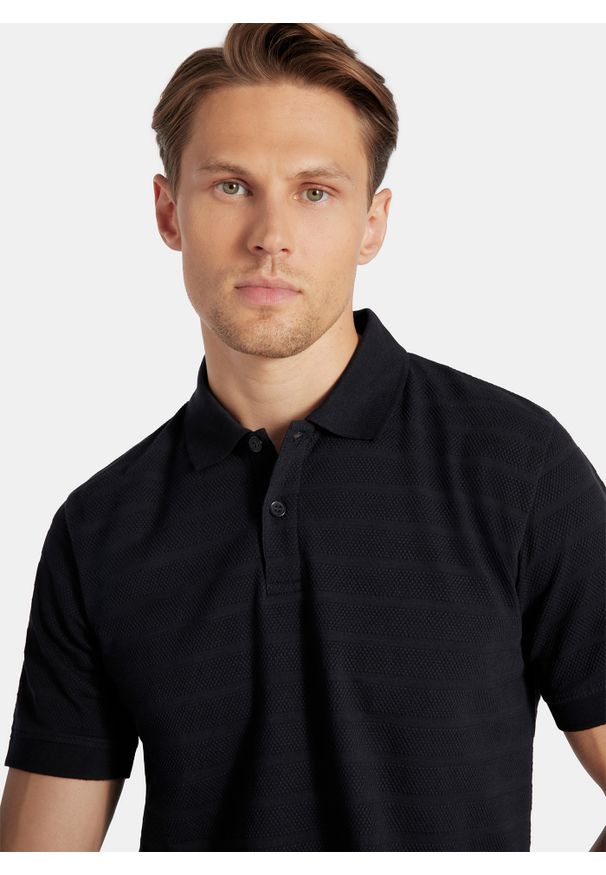 Pako Lorente - PAKO LORENTE - Granatowe bawełniane polo w prążki. Okazja: na co dzień. Typ kołnierza: polo. Kolor: czarny, niebieski. Materiał: bawełna. Długość rękawa: krótki rękaw. Długość: krótkie. Wzór: prążki. Styl: casual