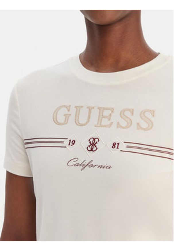 Guess T-Shirt V6GI06 K2967 Écru Regular Fit. Kolor: kremowy. Materiał: lyocell