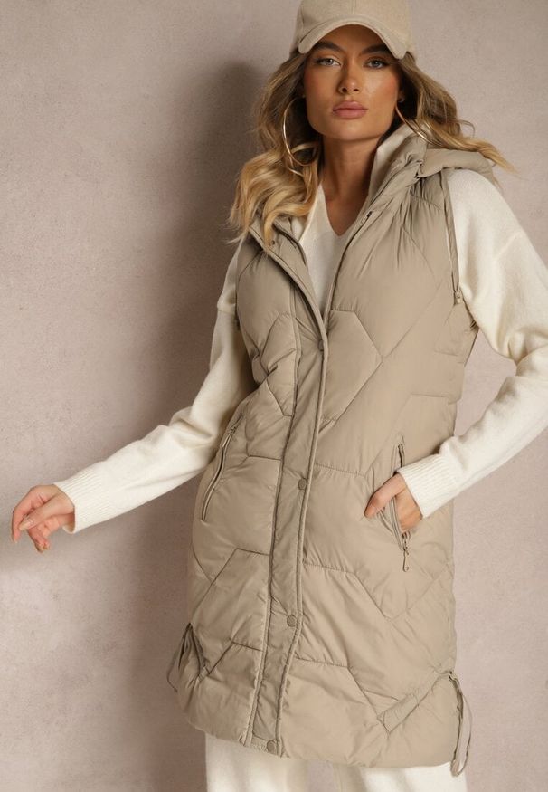 Renee - Ciemnobeżowa Kamizelka z Pikowaniem Ściągaczami i Kapturem z Możliwością Odpięcia Norinvia. Kolor: beżowy. Materiał: dzianina, jeans. Styl: sportowy