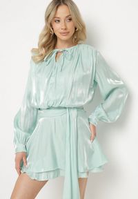 Born2be - Zielona Wiskozowa Sukienka Ozdobiona Wiązaniem i Falbanką Rallio. Okazja: na co dzień, na imprezę. Typ kołnierza: kołnierz z falbankami. Kolor: zielony. Materiał: wiskoza. Wzór: aplikacja. Typ sukienki: proste. Styl: casual, elegancki #1