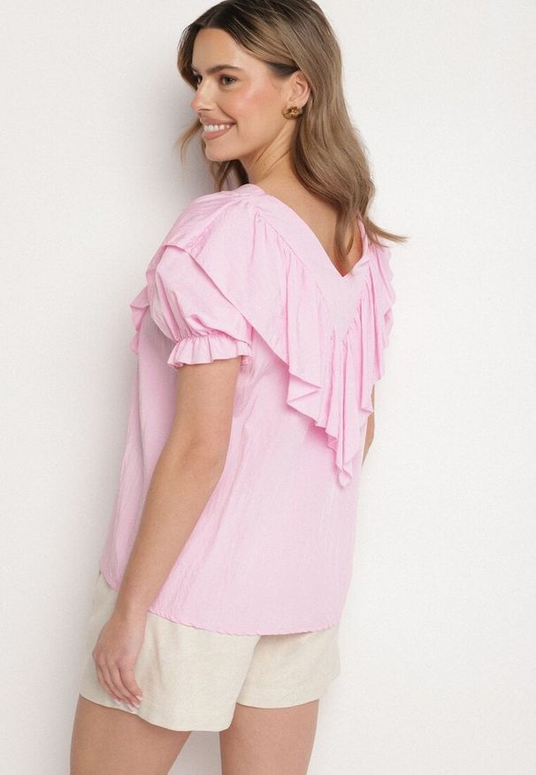 Born2be - Różowa Bluzka z Wiskozą i Falbankami Fadevia. Okazja: na co dzień. Typ kołnierza: kołnierz z falbankami. Kolor: różowy. Materiał: wiskoza. Długość rękawa: krótki rękaw. Długość: krótkie. Styl: elegancki, casual, wizytowy