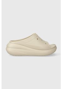 Crocs klapki Classic Crush Slide damskie kolor beżowy na platformie 208731. Kolor: beżowy. Materiał: materiał. Obcas: na platformie #1
