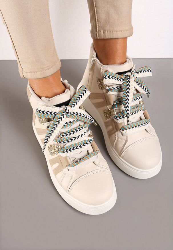 Born2be - Beżowe Sneakersy na Platformie w Streetwearowym Stylu z Kontrastowymi Wstawkami Kaithana. Nosek buta: okrągły. Zapięcie: zamek. Kolor: beżowy. Materiał: materiał. Obcas: na platformie. Wysokość obcasa: niski