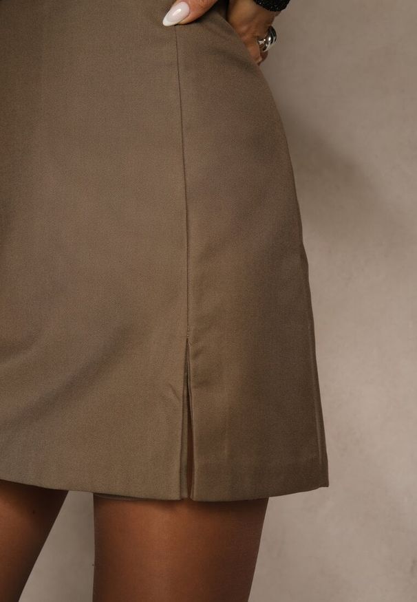 Renee - Beżowe Spódnico-Spodenki z Rozcięciem Irithena. Okazja: na co dzień, na spacer. Stan: podwyższony. Kolor: beżowy. Materiał: wiskoza. Długość: krótkie. Sezon: lato. Styl: elegancki, casual