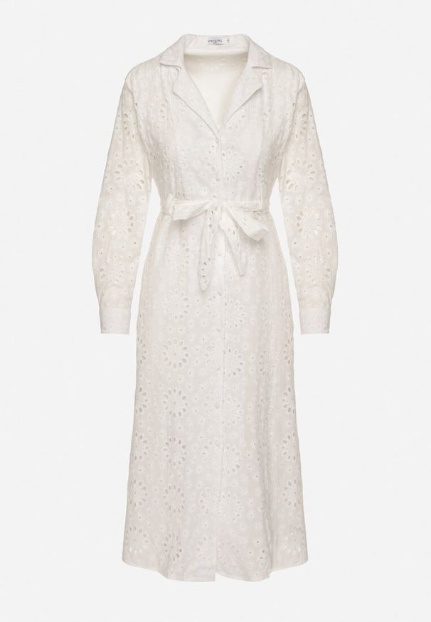 Born2be - Biała Koszulowa Sukienka z Ażurowym Wzorem i Paskiem Tanithiea. Okazja: na co dzień. Typ kołnierza: kołnierzyk klasyczny. Kolor: biały. Materiał: bawełna. Długość rękawa: długi rękaw. Wzór: ażurowy. Typ sukienki: koszulowe. Styl: klasyczny, casual, elegancki