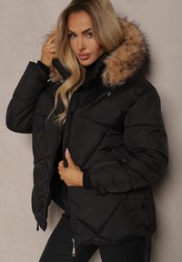 Renee - Czarna Kurtka z Pikowanymi Przeszyciami Kapturem i Rozcięciami na Napy Tintovia. Okazja: na co dzień. Kolor: czarny. Materiał: jeans, futro. Styl: elegancki, casual #4