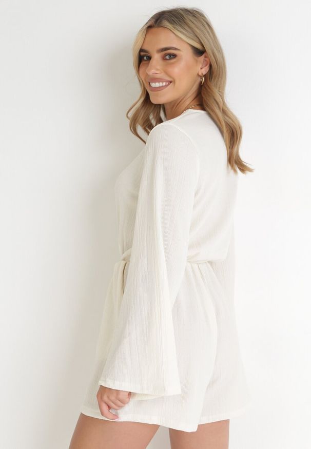 Born2be - Biały Krótki Kombinezon z Kopertowym Dekoltem Pelinia. Kolor: biały. Długość: krótkie. Styl: elegancki