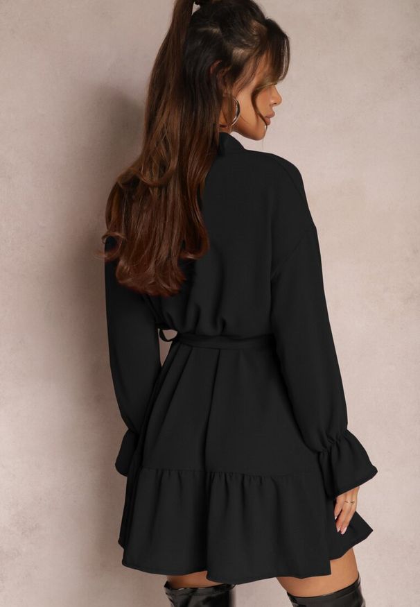 Renee - Czarna Koszulowa Sukienka Mini z Falbanką i Wiązanym Paskiem Blisotta. Kolor: czarny. Materiał: materiał. Typ sukienki: koszulowe. Długość: mini