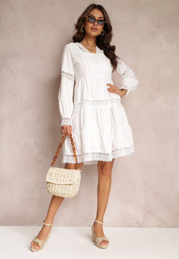 Renee - Biała Rozkloszowana Sukienka Mini z Ozdobnym Dekoltem z Koronką Eudovana. Kolor: biały. Materiał: koronka. Wzór: koronka. Sezon: wiosna, lato. Długość: mini
