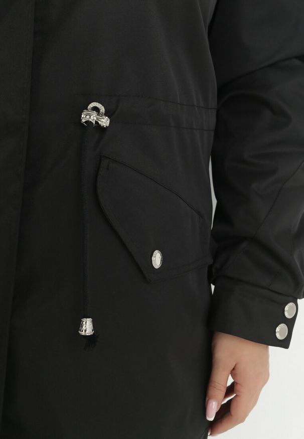 Born2be - Czarna Kurtka Parka Nylonowa Deseyi. Okazja: na spacer. Kolekcja: plus size. Kolor: czarny. Materiał: nylon. Sezon: zima. Styl: elegancki, klasyczny