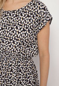 Born2be - Czarna Sukienka z Gumką w Talii w Drobne Kwiatki Tosivia. Okazja: na co dzień. Kolor: czarny. Wzór: kwiaty. Sezon: lato, wiosna. Styl: elegancki, casual #6