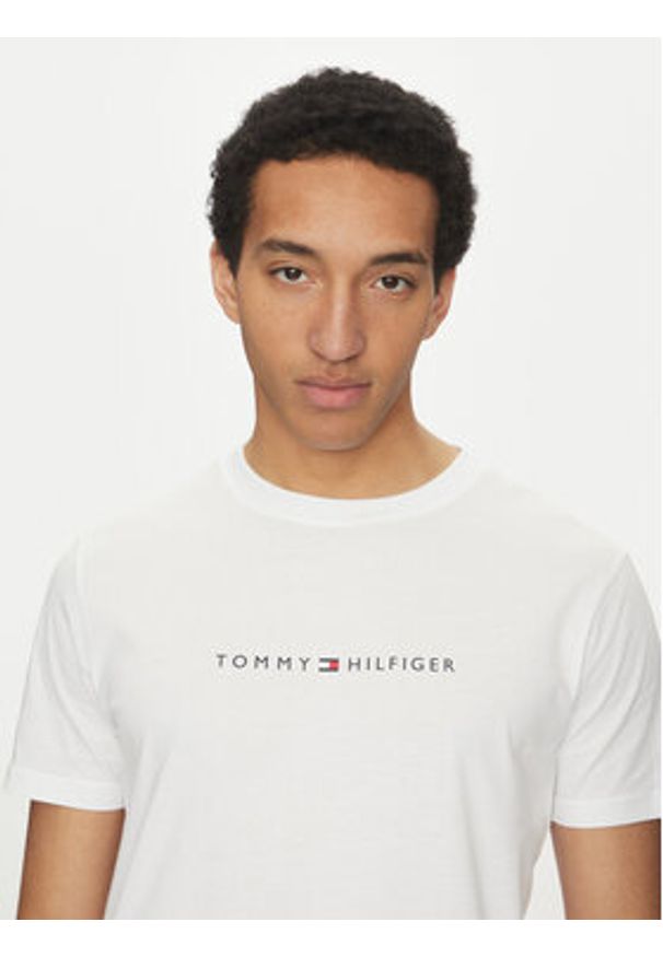 TOMMY HILFIGER - Tommy Hilfiger T-Shirt UM0UM03525 Biały Regular Fit. Kolor: biały. Materiał: bawełna