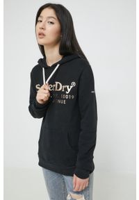 Superdry bluza damska kolor czarny z kapturem z nadrukiem. Typ kołnierza: kaptur. Kolor: czarny. Długość rękawa: długi rękaw. Długość: długie. Wzór: nadruk #1