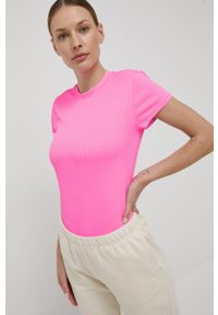 New Balance t-shirt treningowy kolor różowy. Kolor: różowy. Materiał: materiał, dzianina. Wzór: prążki