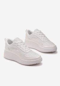 Born2be - Białe Sneakersy z Patchworkową Cholewką i Tłoczoną Platformą Geridia. Kolor: biały. Szerokość cholewki: normalna. Obcas: na platformie