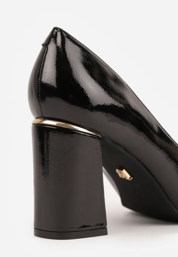 Born2be - Czarne Lakierowane Czółenka Vices na Geometrycznym Obcasie ze Skórzaną Wkładką Midvire. Okazja: do pracy, na co dzień, na spotkanie biznesowe, na imprezę. Kolor: czarny. Materiał: lakier, skóra. Wzór: geometria. Obcas: na obcasie. Styl: biznesowy, klasyczny, casual. Wysokość obcasa: średni