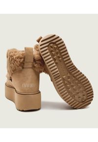 Inuikii - INUIKII TEDDY PLATFORM Śniegowce damskie. Okazja: na co dzień, na spacer. Kolor: brązowy. Materiał: guma, futro, materiał, wełna. Szerokość cholewki: normalna. Sezon: zima. Obcas: na platformie. Styl: casual, elegancki #2