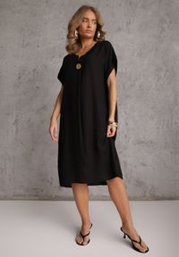 Renee - Czarna Sukienka o Pudełkowym Kroju z Lnem i Wiskozą Zdobiona Guzikiem Mezynore. Kolekcja: plus size. Kolor: czarny. Materiał: wiskoza, len. Wzór: aplikacja. Typ sukienki: dla puszystych. Styl: boho, wakacyjny #4