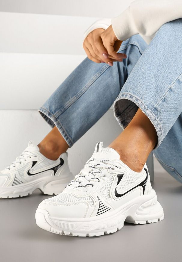 Born2be - Białe Sneakersy na Grubej Podeszwie z Siateczką Olirase. Okazja: na co dzień. Nosek buta: okrągły. Kolor: biały. Materiał: jeans. Wzór: aplikacja. Obcas: na obcasie. Wysokość obcasa: średni