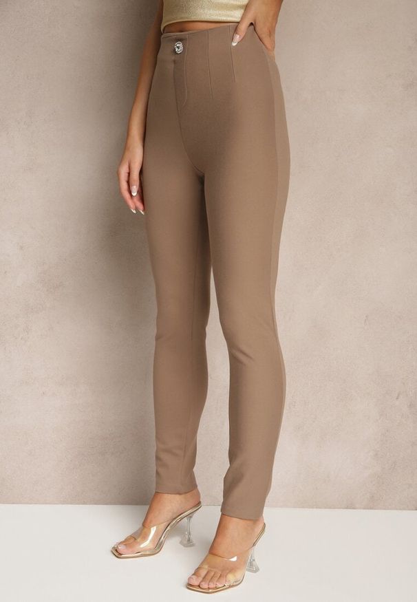 Renee - Ciemnobeżowe Legginsy High Waist z Wiskozą z Cyrkoniowym Guzikiem Naliselle. Okazja: na co dzień. Stan: podwyższony. Kolor: beżowy. Materiał: wiskoza. Styl: elegancki, casual
