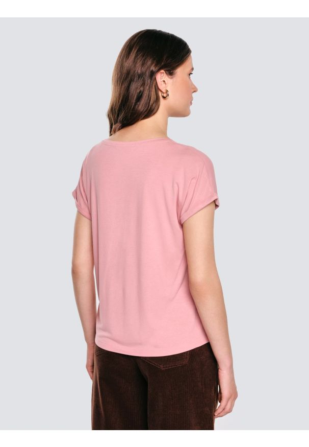 Big-Star - Koszulka damska o luźnym kroju różowa Valeria 601. Okazja: na co dzień. Typ kołnierza: dekolt w serek. Kolor: różowy. Materiał: wiskoza, dzianina, len, jeans. Długość rękawa: krótki rękaw. Długość: krótkie. Styl: casual, elegancki