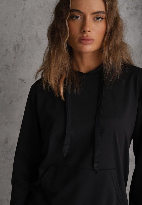 Renee - Granatowa Kangurka Bluza z Kapturem i Ściągaczem Saveria. Typ kołnierza: kaptur. Kolor: niebieski. Materiał: jeans. Styl: sportowy