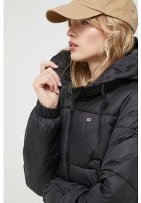 Tommy Jeans kurtka damska kolor czarny zimowa. Kolor: czarny. Materiał: włókno, materiał. Sezon: zima #6