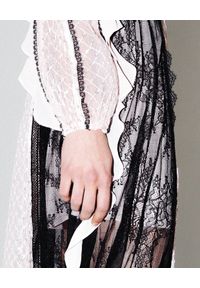 SELF PORTRAIT - Kontrastowa sukienka z koronką. Okazja: na imprezę. Kolor: czarny. Materiał: koronka. Długość rękawa: długi rękaw. Wzór: koronka. Długość: midi #4