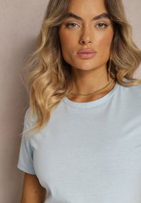 Renee - Jasnoniebieski T-shirt Koszulka z Krótkim Rękawem i Okrągłym Dekoltem Tiarella. Kolor: niebieski. Materiał: jeans. Długość rękawa: krótki rękaw. Długość: krótkie. Wzór: aplikacja. Styl: klasyczny, elegancki #4