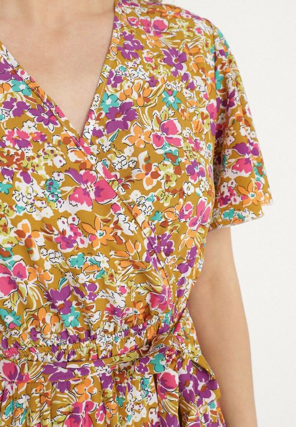 Born2be - Żółta Rozkloszowana Sukienka w Kwiaty z Kopertowym Dekoltem Plisowana Lanasira. Kolor: żółty. Wzór: kwiaty. Typ sukienki: kopertowe