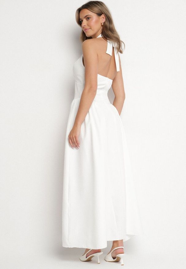 Born2be - Biała Sukienka o Rozkloszowanym Kroju z Wiązanym Dekoltem Halter Senicea. Okazja: na spacer, na co dzień. Typ kołnierza: dekolt halter. Kolor: biały. Typ sukienki: proste. Styl: casual