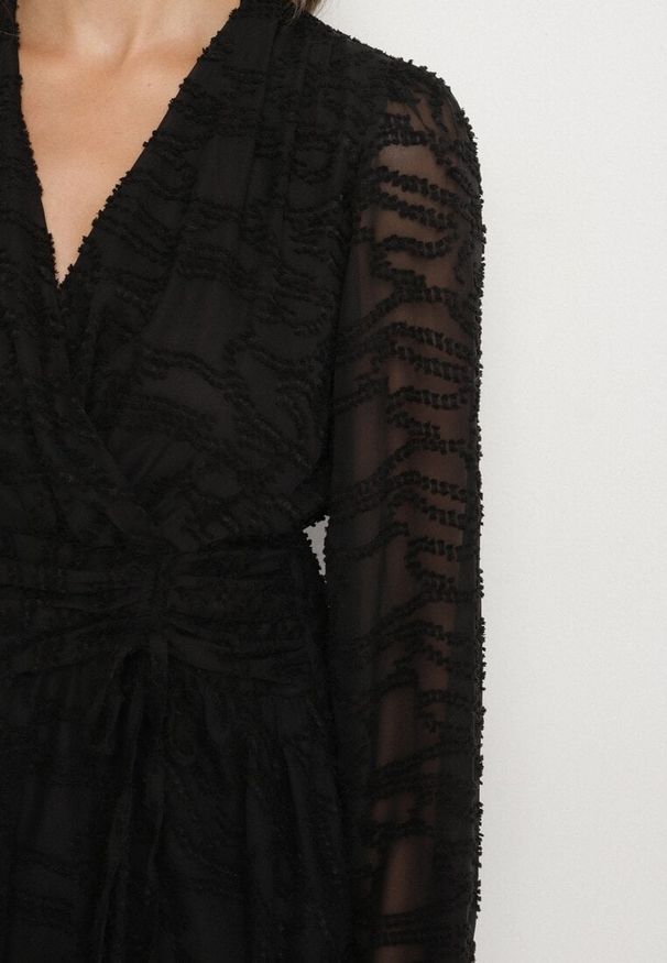 Born2be - Czarna Siateczkowa Sukienka o Rozkloszowanym Kroju Zdobiona Tłoczeniem Zenesava. Okazja: na co dzień. Typ kołnierza: dekolt w serek. Kolor: czarny. Materiał: poliester. Wzór: aplikacja. Sezon: lato. Typ sukienki: rozkloszowane. Styl: klasyczny, casual, elegancki