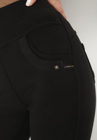 Born2be - Czarne Dopasowane Spodnie z Bawełny Laviliana. Okazja: na co dzień. Stan: podwyższony. Kolor: czarny. Materiał: bawełna. Styl: klasyczny, elegancki, casual