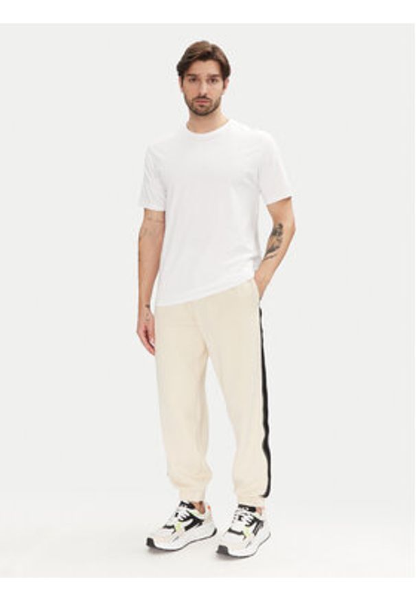 EA7 Emporio Armani Spodnie dresowe 7M000545 AF12660 U1079 Écru Modern Fit. Materiał: bawełna