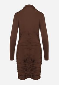 Born2be - Brązowa Sukienka Dopasowana z Marszczeniami i Wycięciem na Dekolcie Zaivina. Kolor: brązowy. Materiał: wiskoza. Typ sukienki: proste. Styl: klasyczny, wizytowy #5