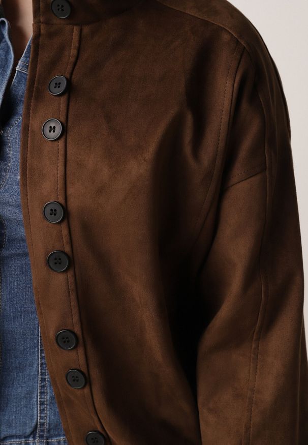Born2be - Brązowa Kurtka w Stylu Bomberki z Ozdobnymi Guzikami Polimi. Okazja: na co dzień. Kolor: brązowy. Materiał: jeans. Styl: casual