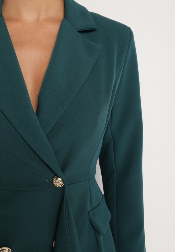 Born2be - Ciemnozielona Taliowana Sukienka o Kroju Marynarki z Mini Trenem Besista. Kolor: zielony. Długość rękawa: długi rękaw. Wzór: aplikacja. Styl: elegancki, klasyczny. Długość: mini