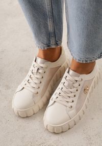 Born2be - Beżowo-Złote Sneakersy ze Skóry Naturalnej na Niskiej Platformie z Metalowymi Akcentami Rilmi. Okazja: na co dzień. Kolor: beżowy. Materiał: skóra. Obcas: na platformie #9