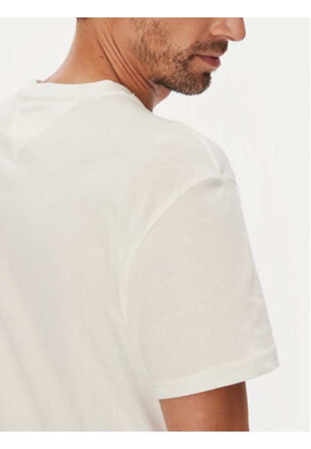 Tommy Jeans T-Shirt Dna Flag DM0DM21941 Biały Regular Fit. Kolor: biały. Materiał: bawełna