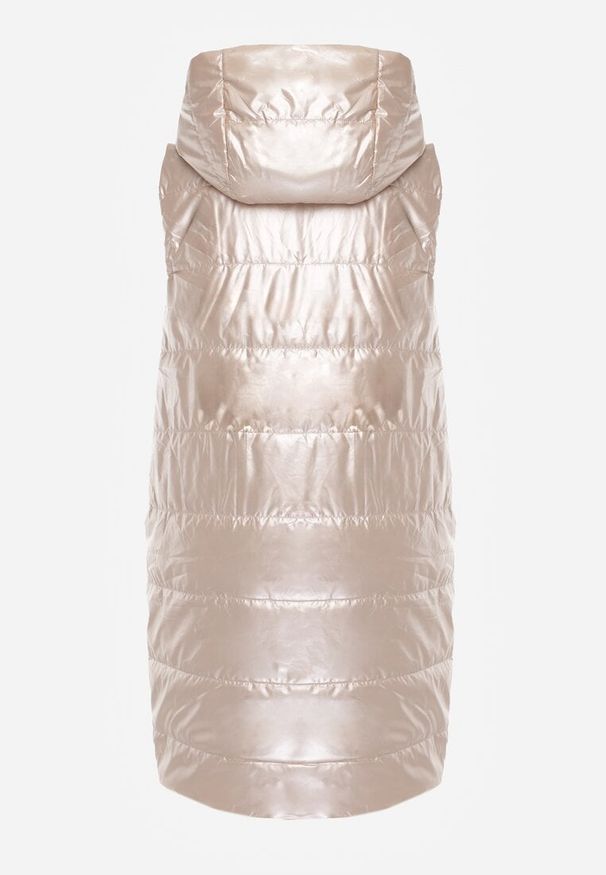 Renee - Jasnobeżowa Długa Kamizelka Pikowana z Naszywką i Kapturem Mevianis. Okazja: na co dzień. Kolor: beżowy. Materiał: bawełna, jeans. Długość: długie. Wzór: aplikacja. Styl: casual, sportowy