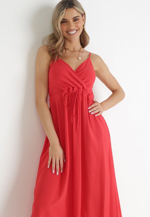 Born2be - Czerwona Sukienka z Wiskozy Amanita. Okazja: na co dzień. Kolor: czerwony. Wzór: kolorowy, jednolity. Typ sukienki: kopertowe. Materiał: wiskoza. Długość rękawa: na ramiączkach. Sezon: lato. Styl: casual. Długość: maxi