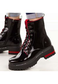 Czarne zimowe lakierowane botki damskie na traperze Filippo Dbt3108/25. Okazja: na spacer, na co dzień. Nosek buta: okrągły. Zapięcie: zamek. Kolor: czarny. Materiał: skóra, lakier. Szerokość cholewki: normalna. Sezon: zima. Styl: elegancki, casual, klasyczny #1