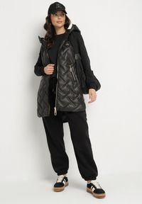 Born2be - Czarna Pikowana Kamizelka z Kapturem i Ozdobną Naszywką Liselilia. Okazja: na co dzień. Typ kołnierza: kaptur. Kolor: czarny. Materiał: jeans. Wzór: aplikacja. Styl: casual, elegancki, sportowy #6