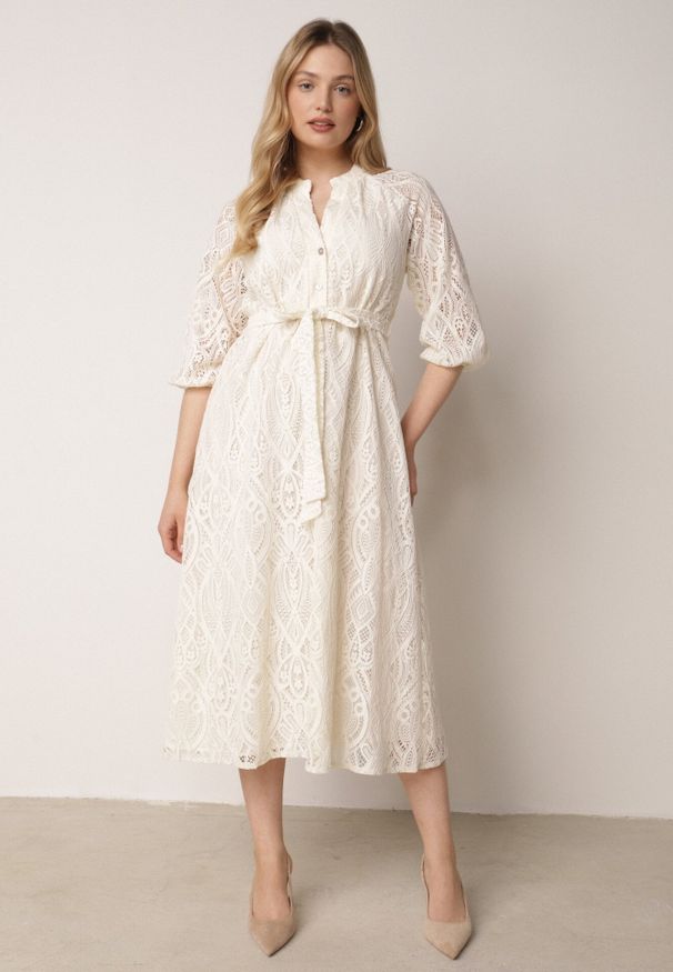 Born2be - Beżowa Koronkowa Sukienka Koszulowa o Rozkloszowanym Dole z Paskiem w Talii Nesssea. Okazja: na co dzień, do pracy. Kolor: beżowy. Materiał: koronka. Typ sukienki: koszulowe. Styl: casual, elegancki