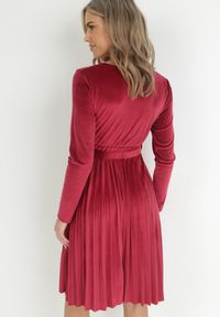 Born2be - Bordowa Welurowa Sukienka z Paskiem i Plisowanym Dołem Yazola. Kolor: czerwony. Materiał: welur. Styl: elegancki. Długość: midi #5