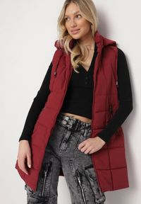 Born2be - Bordowa Pikowana Kamizelka z Odpinanym Kapturem i Kieszeniami na Suwak Anoria. Okazja: na co dzień. Kolor: czerwony. Materiał: jeans. Wzór: aplikacja. Styl: klasyczny, casual #4