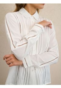 Sinsay - Wiskozowa koszula regular fit z ażurowymi wstawkami - kremowy. Kolor: kremowy. Materiał: wiskoza. Wzór: ażurowy #1