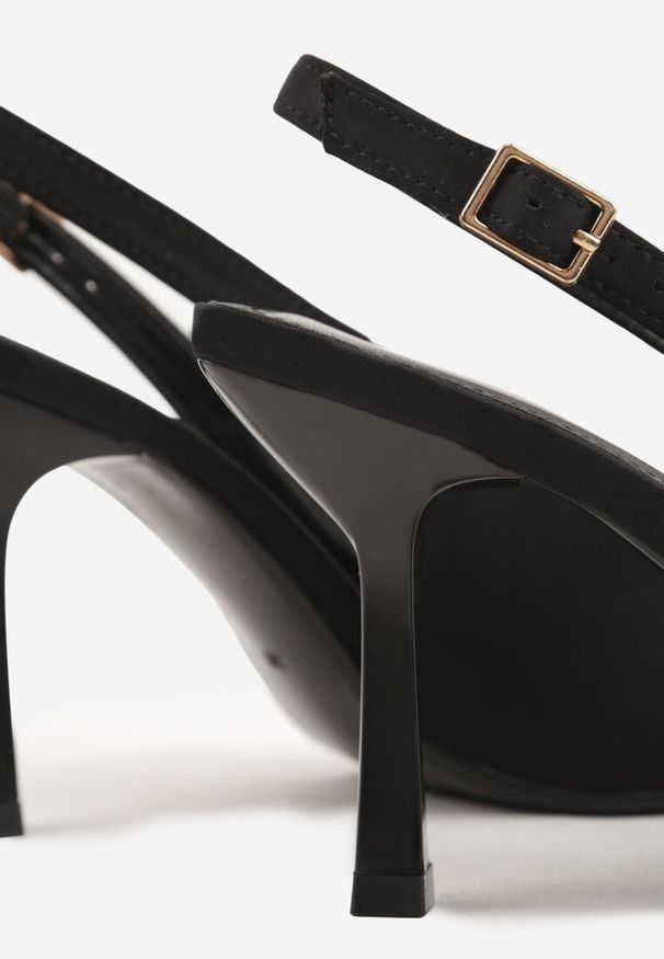 Renee - Czarne Sandały Slingback na Klepsydrowym Obcasie Zdobione Klamerką Skodrifa. Kolor: czarny. Wzór: aplikacja. Obcas: na obcasie. Styl: elegancki. Wysokość obcasa: średni