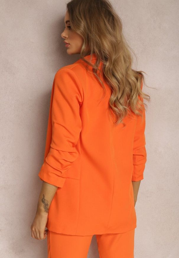 Renee - Pomarańczowa Marynarka Rhenona. Kolor: pomarańczowy. Materiał: satyna, koronka. Wzór: jednolity. Styl: klasyczny, elegancki